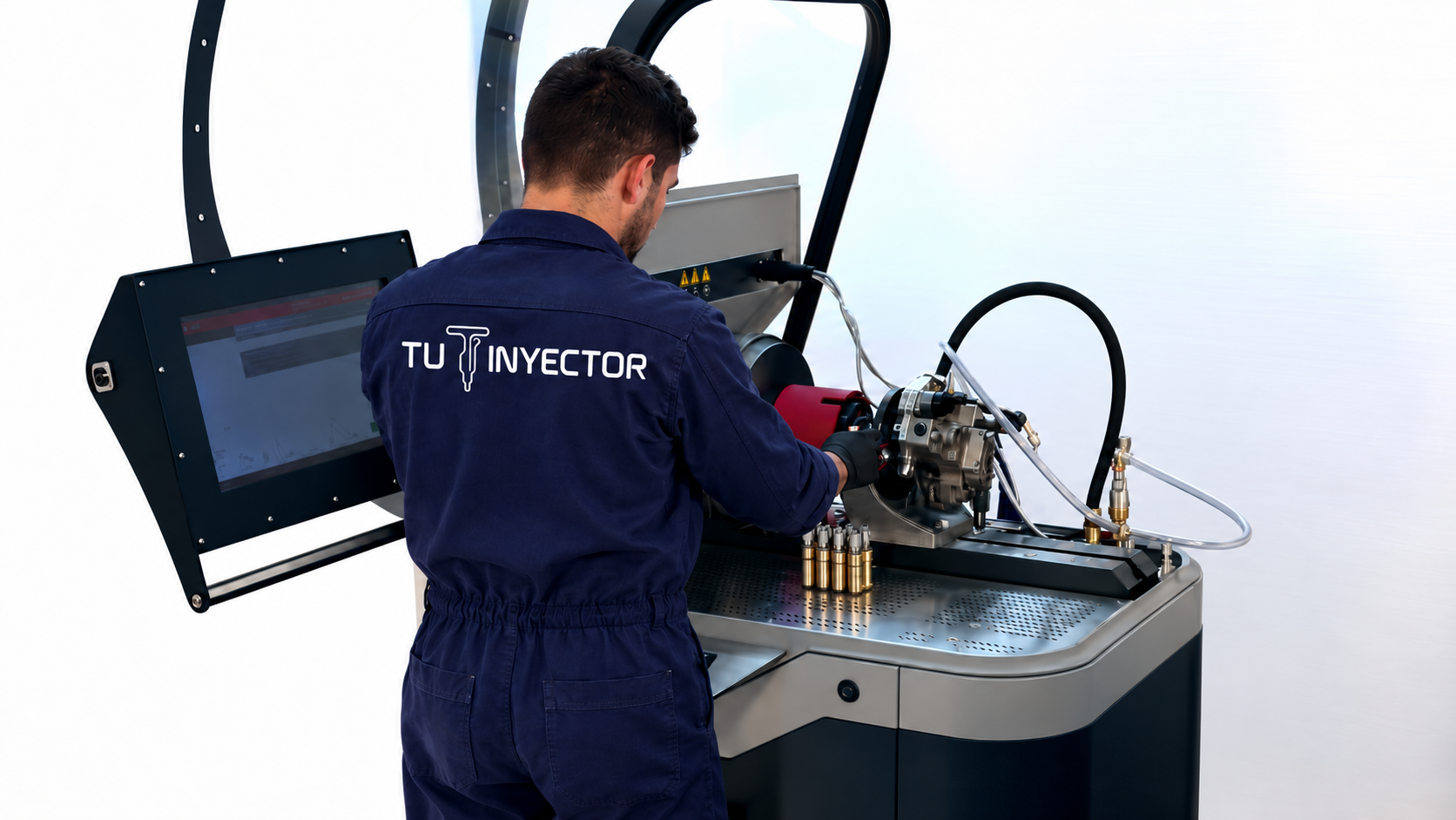 Técnico trabajando en banco de inyectores